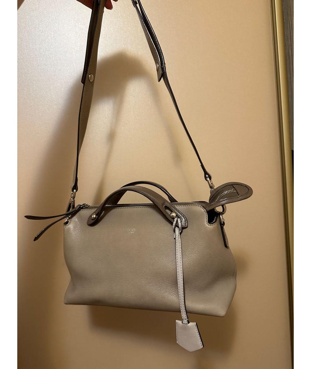 FENDI Бежевая кожаная сумка с короткими ручками, фото 6