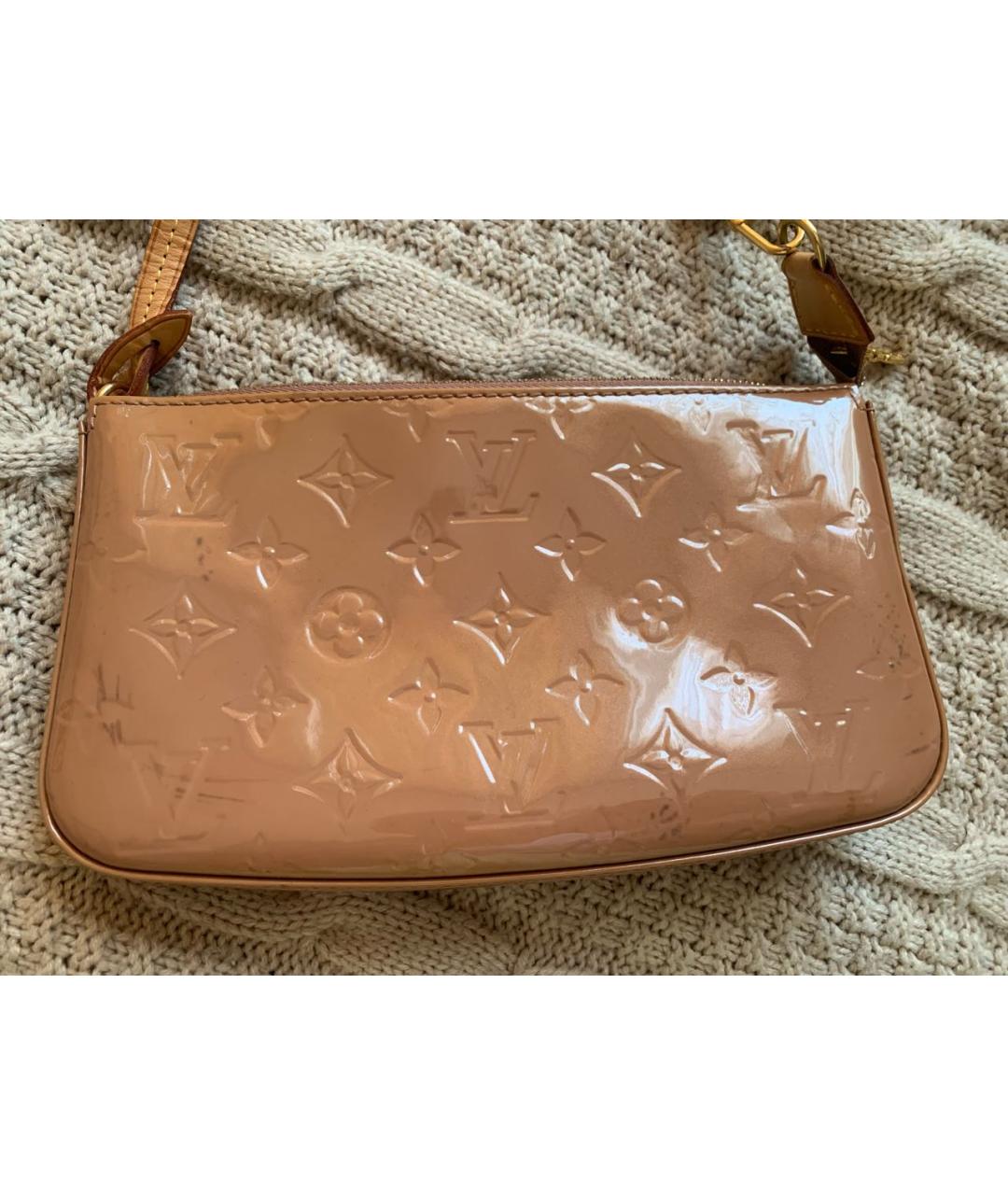 LOUIS VUITTON PRE-OWNED Бежевая сумка с короткими ручками из лакированной кожи, фото 3