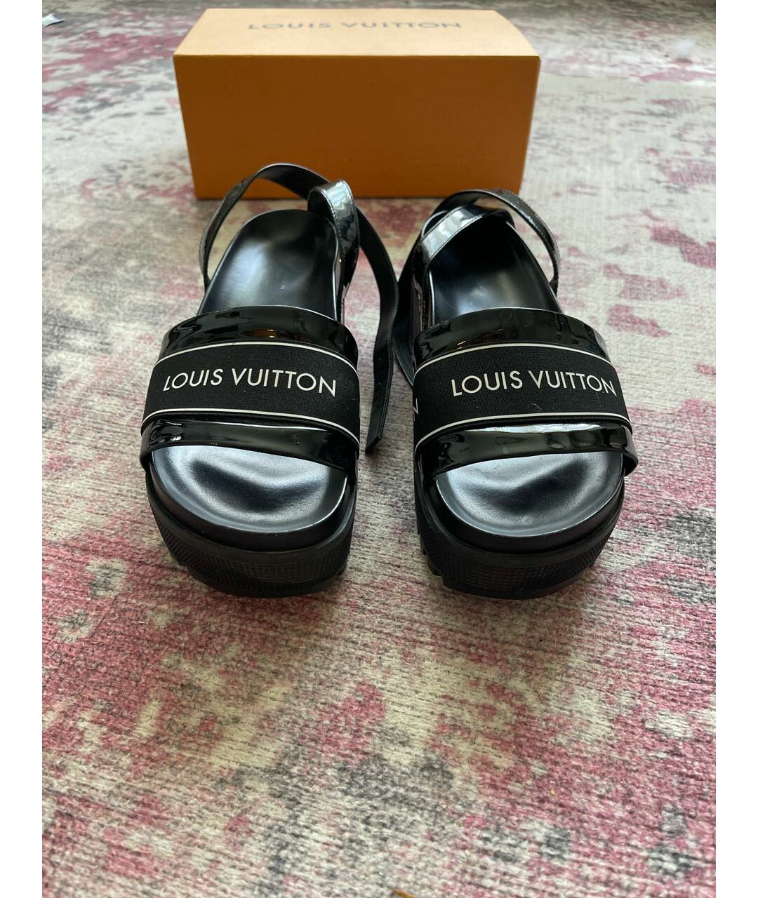 LOUIS VUITTON PRE-OWNED Черные сандалии из лакированной кожи, фото 3