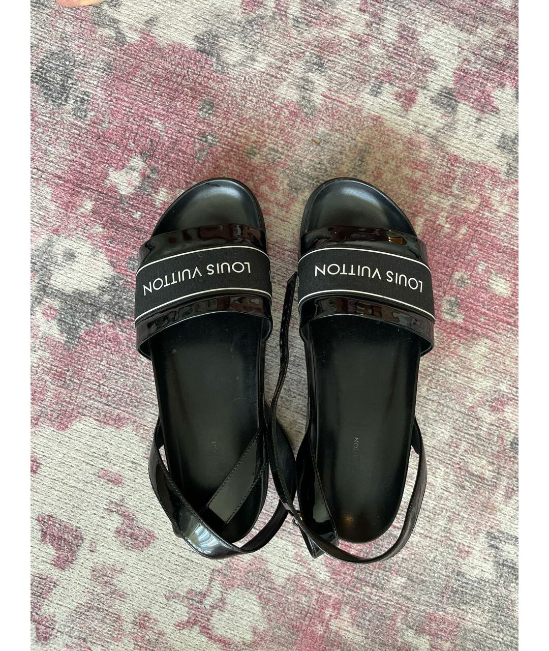 LOUIS VUITTON PRE-OWNED Черные сандалии из лакированной кожи, фото 2