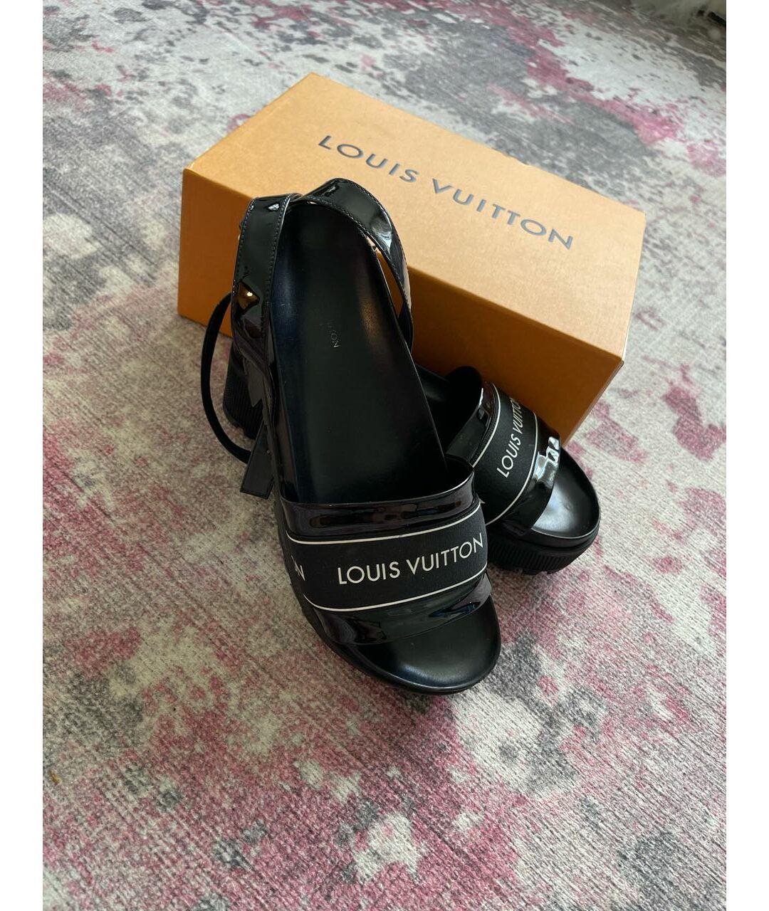 LOUIS VUITTON PRE-OWNED Черные сандалии из лакированной кожи, фото 7