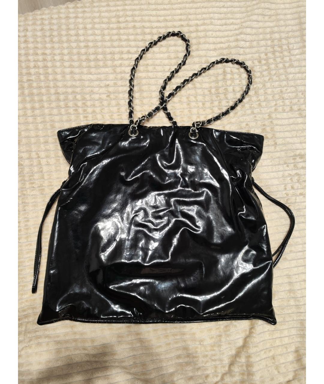 CHANEL Черная сумка тоут из лакированной кожи, фото 2