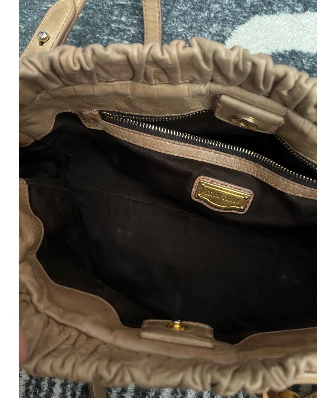MIU MIU Бежевая кожаная сумка с короткими ручками, фото 7