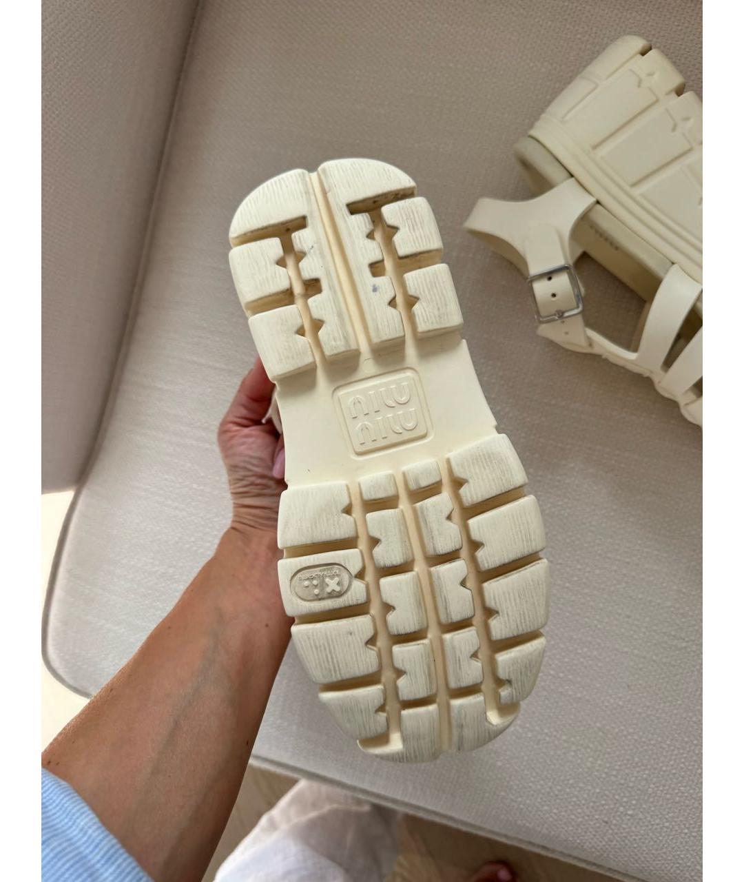 MIU MIU Белые резиновые сандалии, фото 4