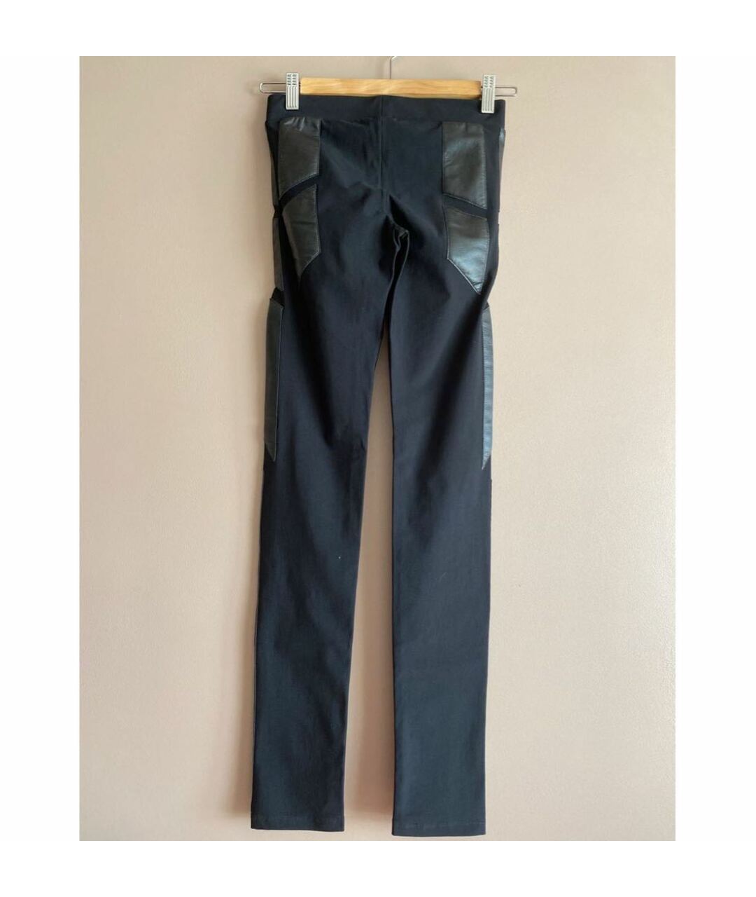 JOHN RICHMOND Черные кожаные брюки узкие, фото 2