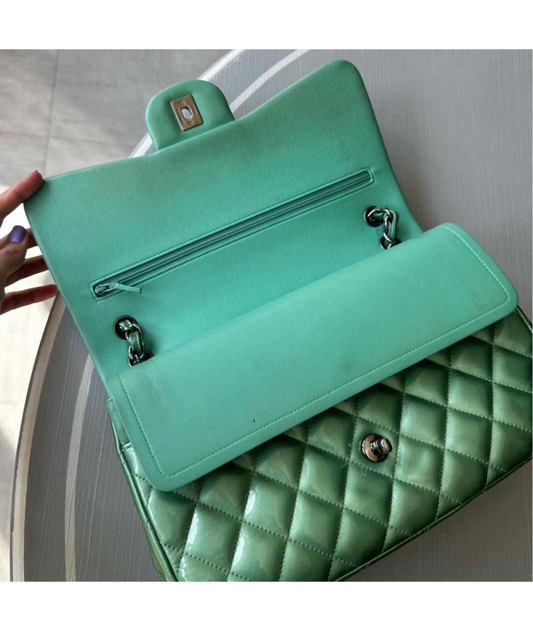 CHANEL Зеленая сумка через плечо из лакированной кожи, фото 7