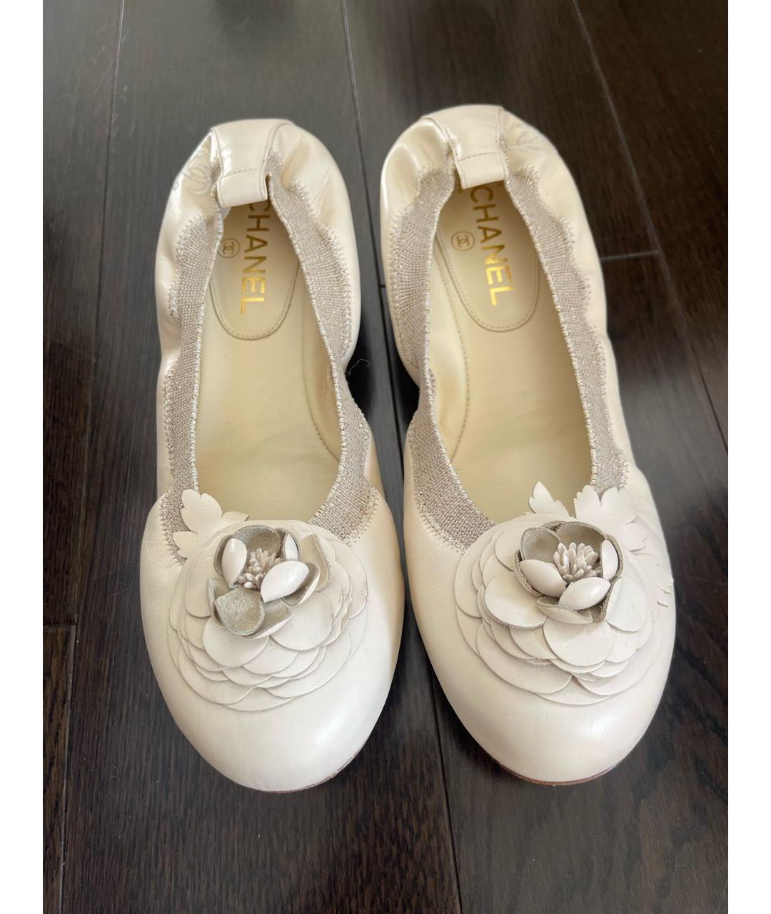 CHANEL PRE-OWNED Белые кожаные балетки, фото 2