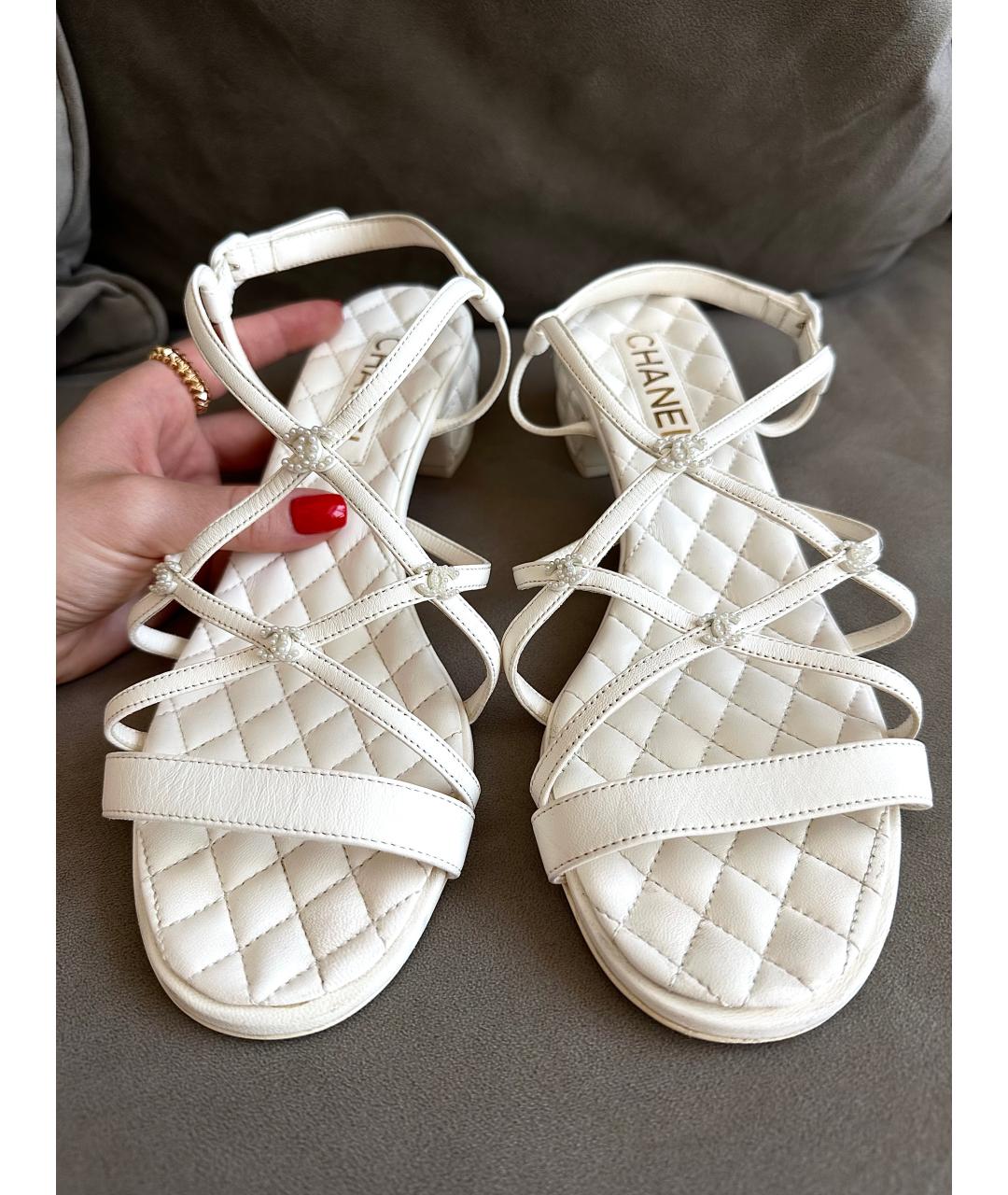 CHANEL PRE-OWNED Белые кожаные сандалии, фото 2