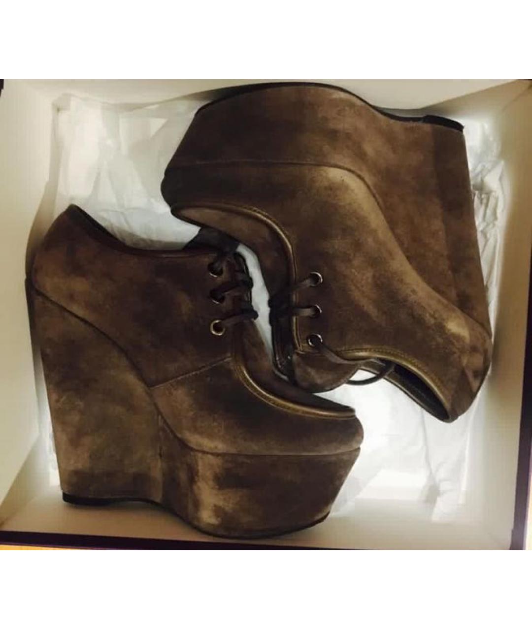 STUART WEITZMAN Коричневые замшевые ботильоны, фото 5