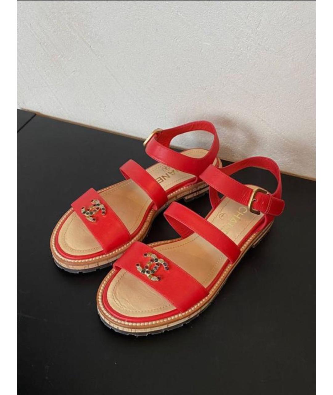 CHANEL Красные кожаные сандалии, фото 2