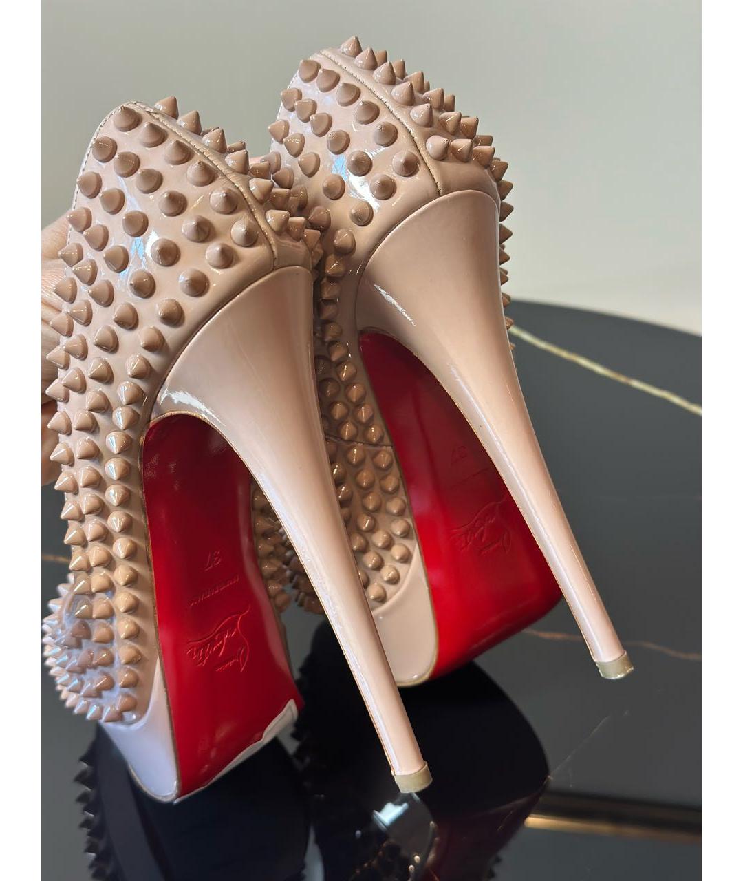 CHRISTIAN LOUBOUTIN Бежевые туфли из лакированной кожи, фото 5