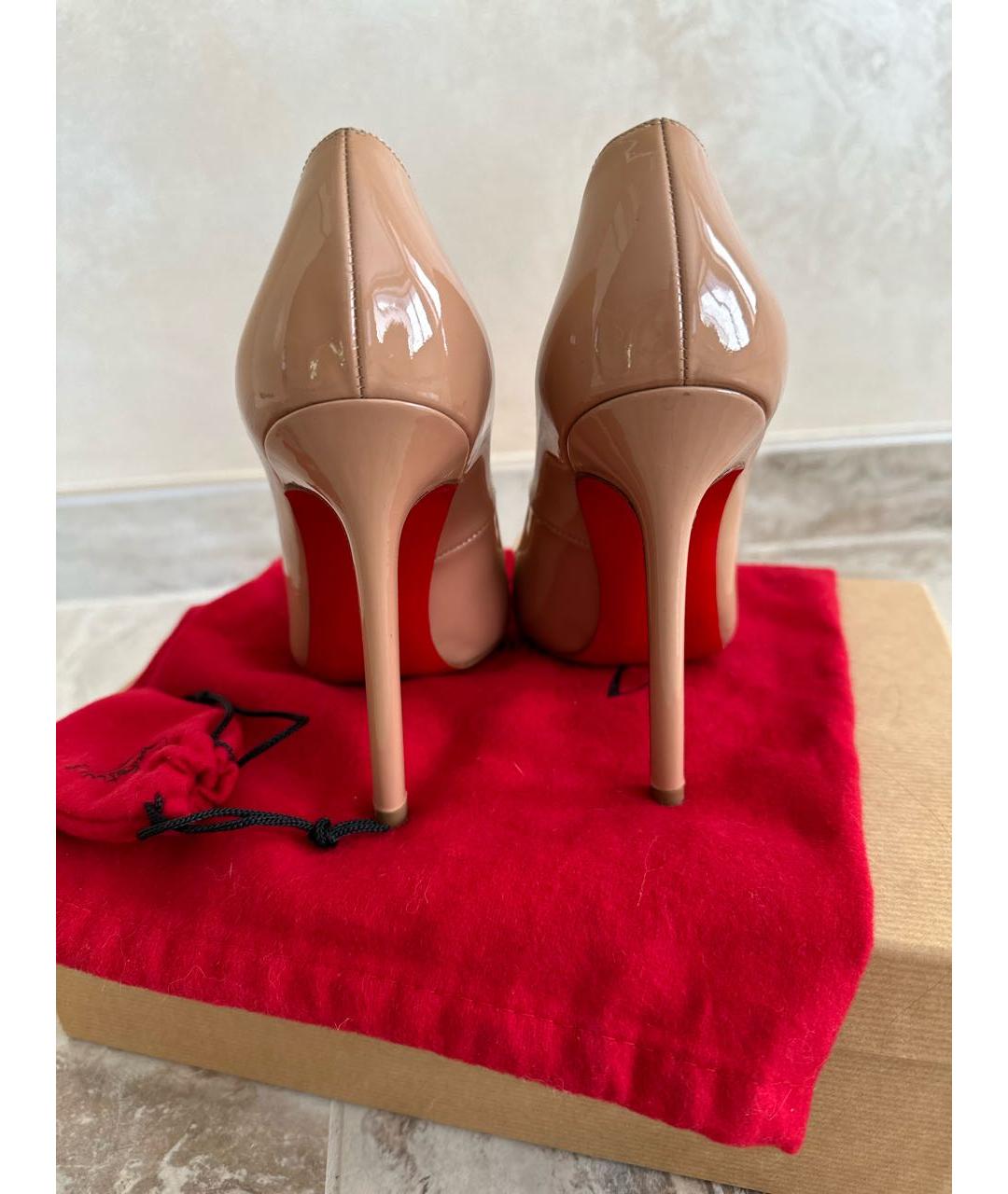 CHRISTIAN LOUBOUTIN Бежевые туфли из лакированной кожи, фото 4