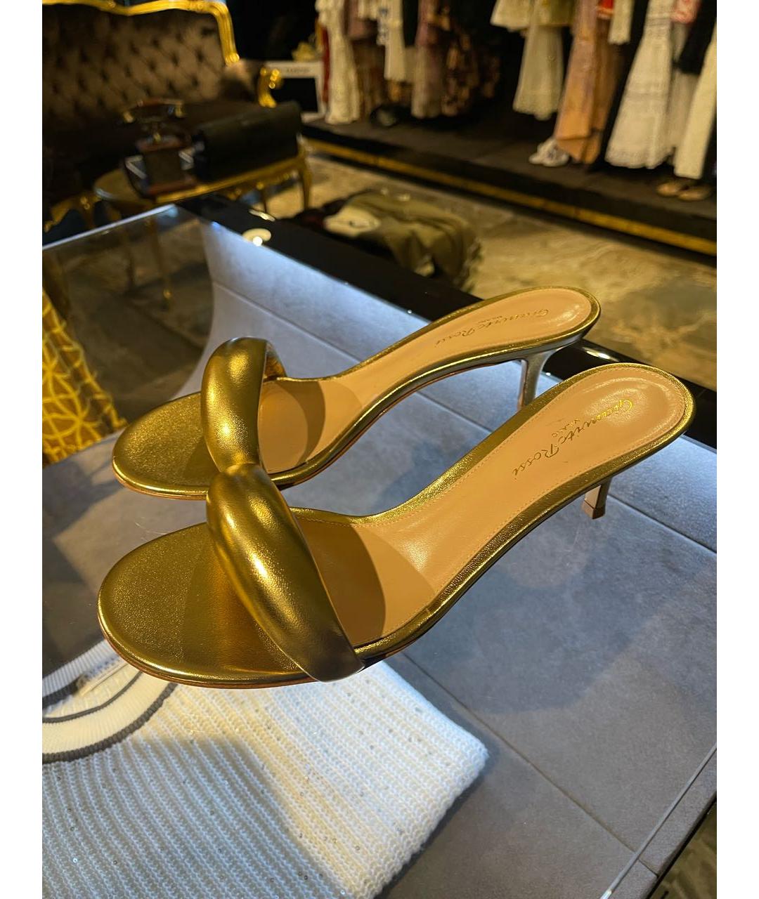 GIANVITO ROSSI Золотые кожаные мюли, фото 4