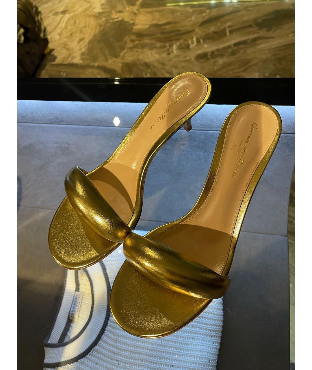 GIANVITO ROSSI Золотые кожаные мюли, фото 3