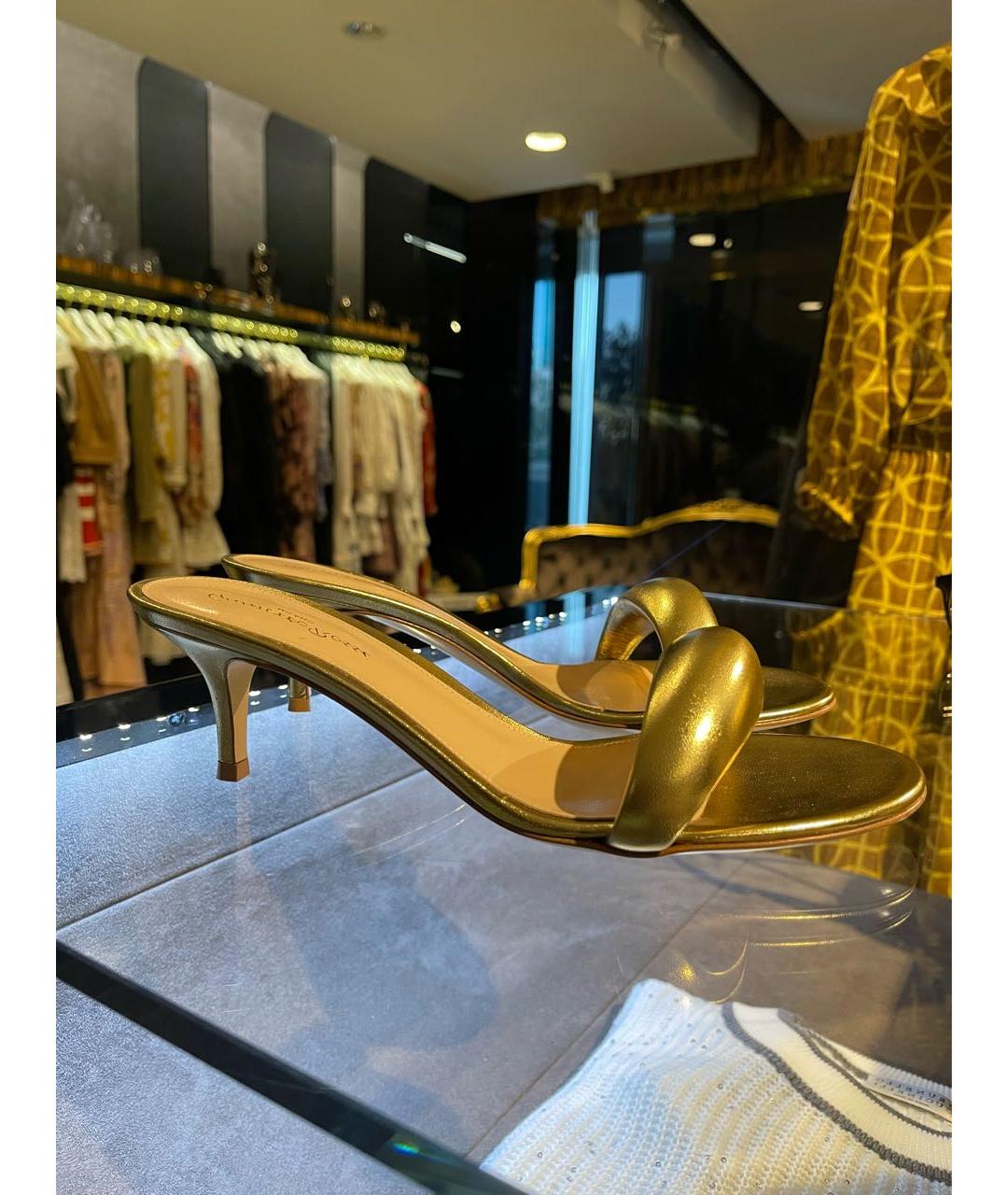 GIANVITO ROSSI Золотые кожаные мюли, фото 5