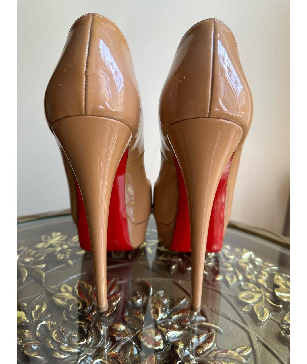 CHRISTIAN LOUBOUTIN Бежевые туфли из лакированной кожи, фото 4