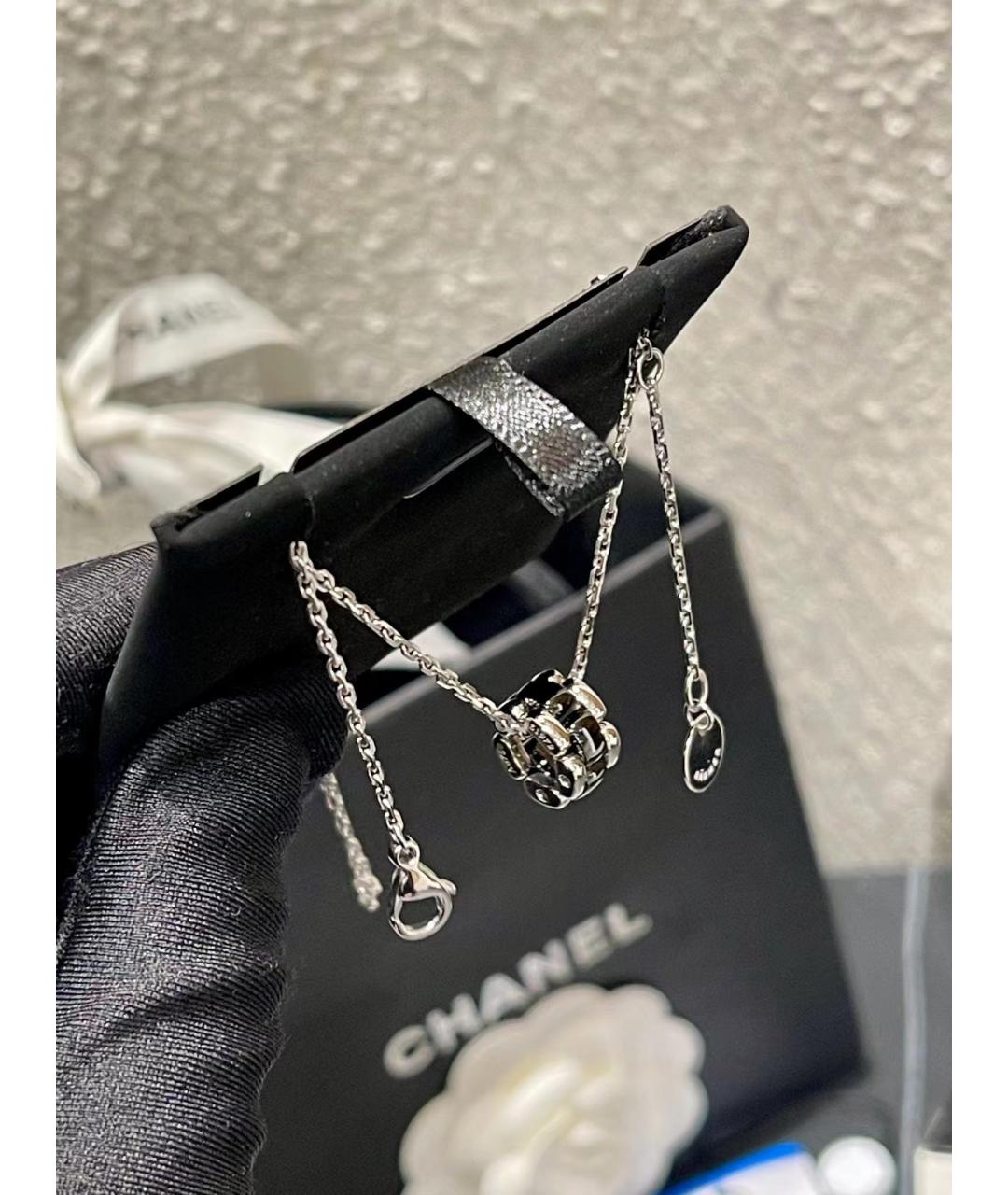 CHANEL Черная подвеска из белого золота, фото 5