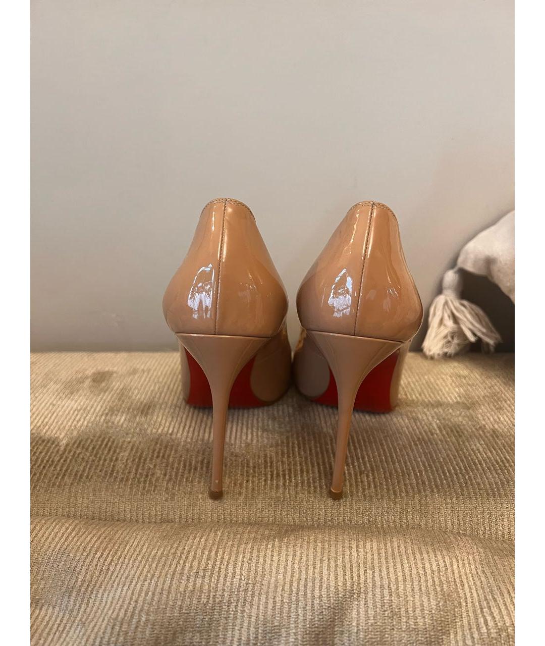 CHRISTIAN LOUBOUTIN Бежевые туфли из лакированной кожи, фото 4