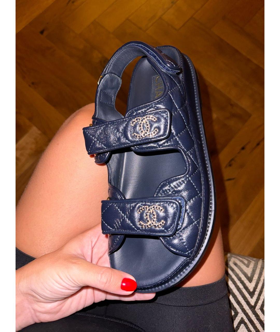 CHANEL Темно-синие кожаные сандалии, фото 6