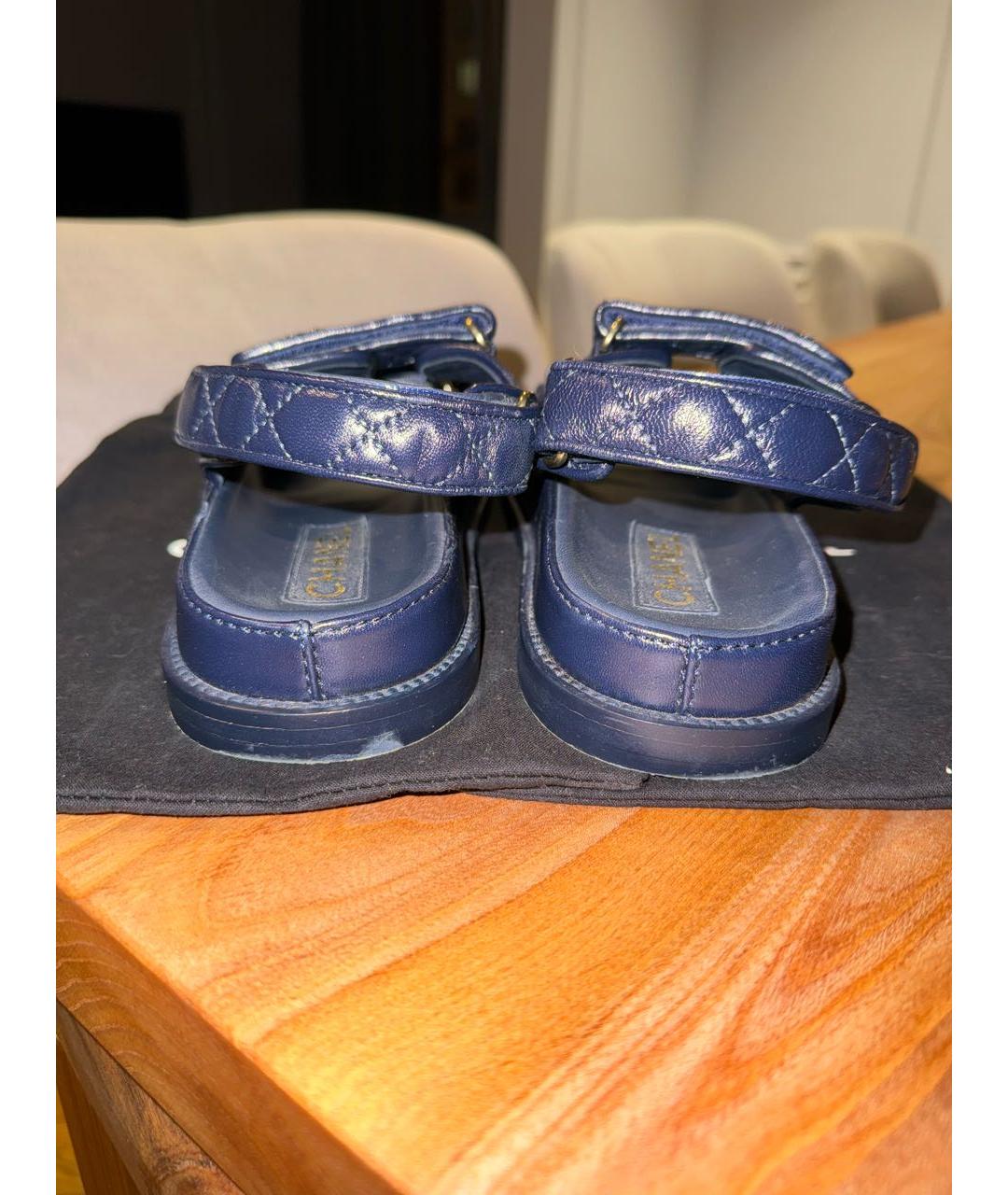 CHANEL Темно-синие кожаные сандалии, фото 4