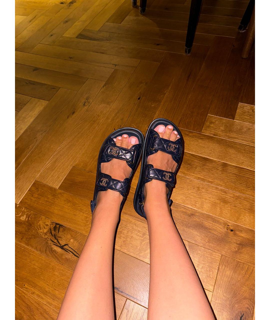 CHANEL Темно-синие кожаные сандалии, фото 5