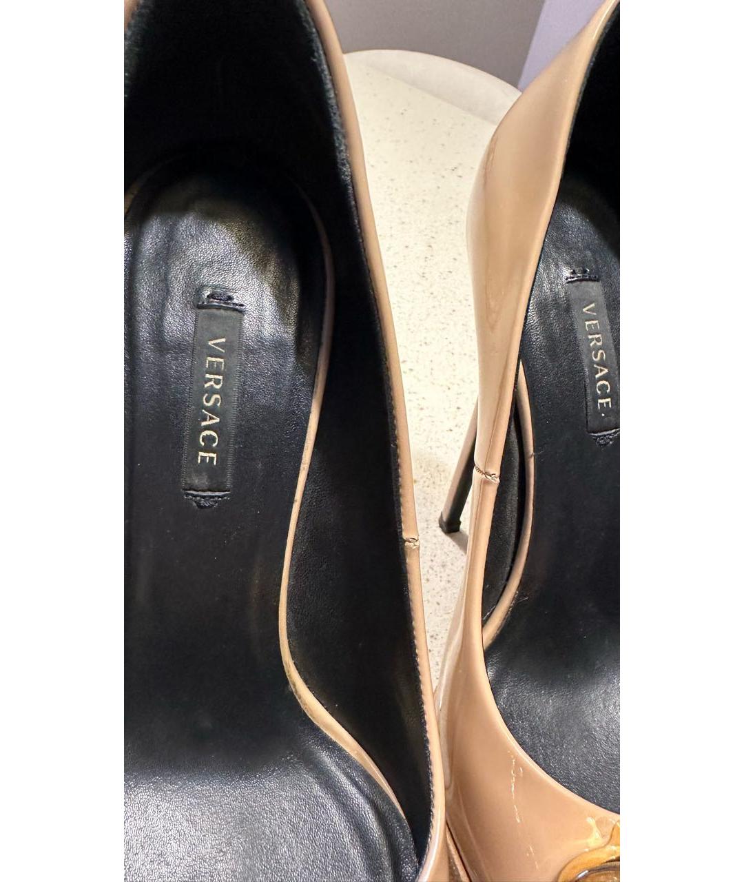 VERSACE Бежевые туфли из лакированной кожи, фото 3