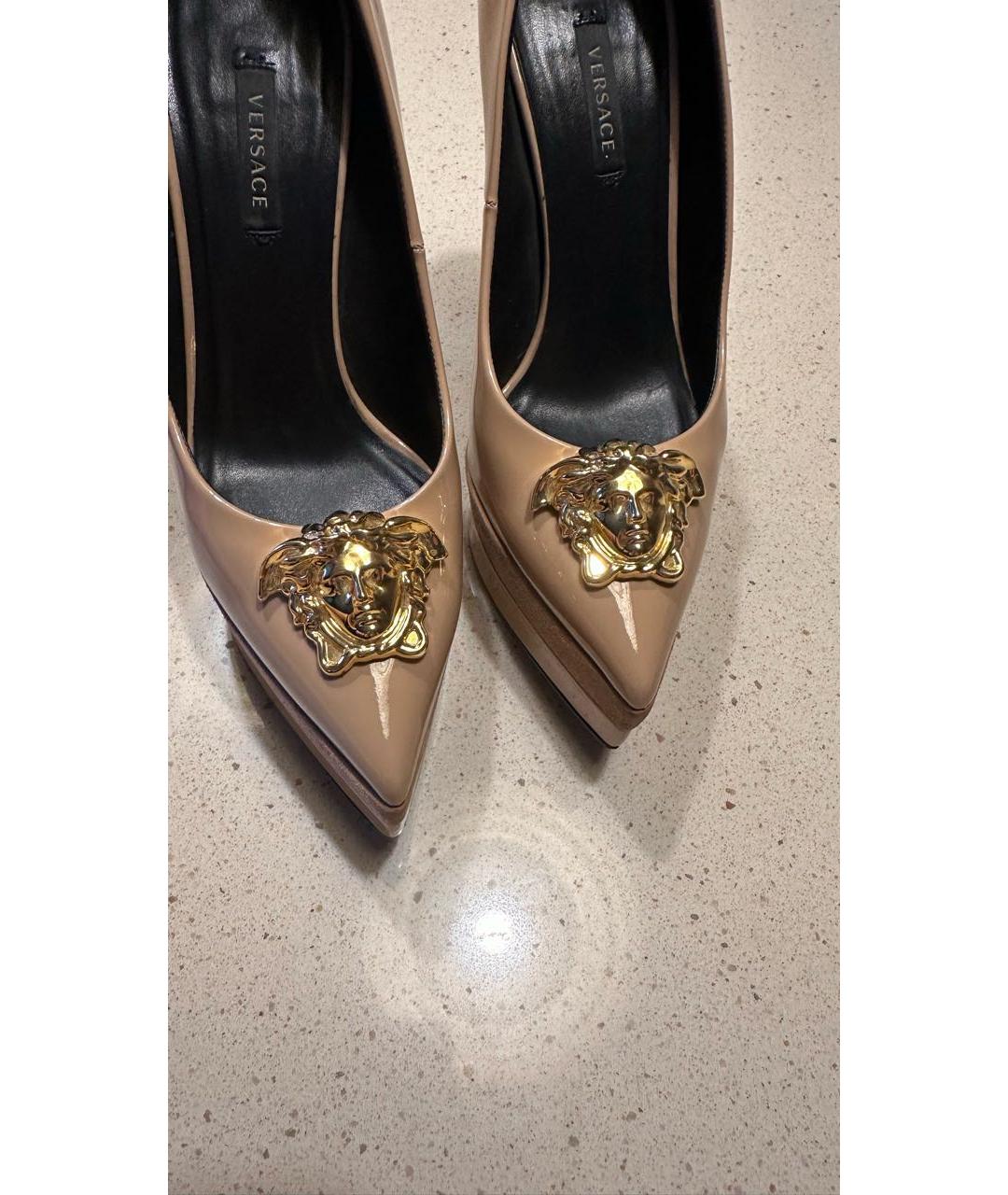 VERSACE Бежевые туфли из лакированной кожи, фото 6
