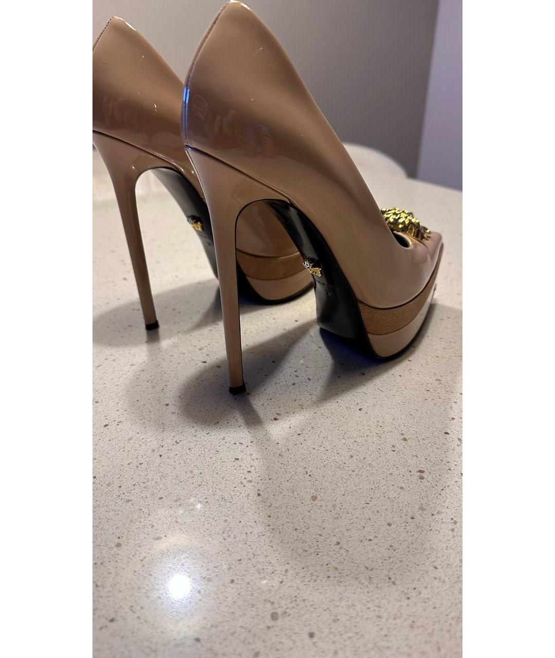 VERSACE Бежевые туфли из лакированной кожи, фото 7