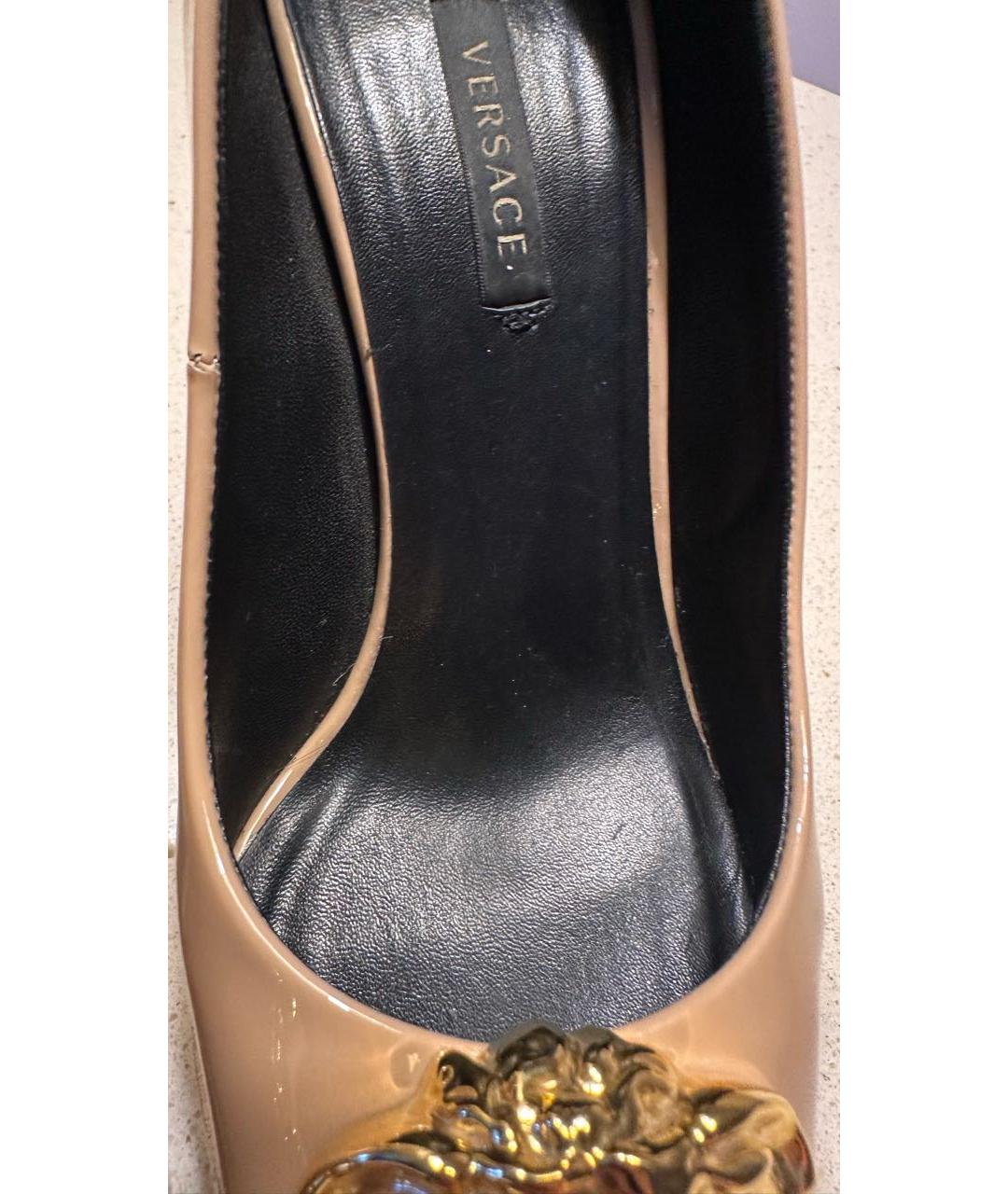 VERSACE Бежевые туфли из лакированной кожи, фото 8