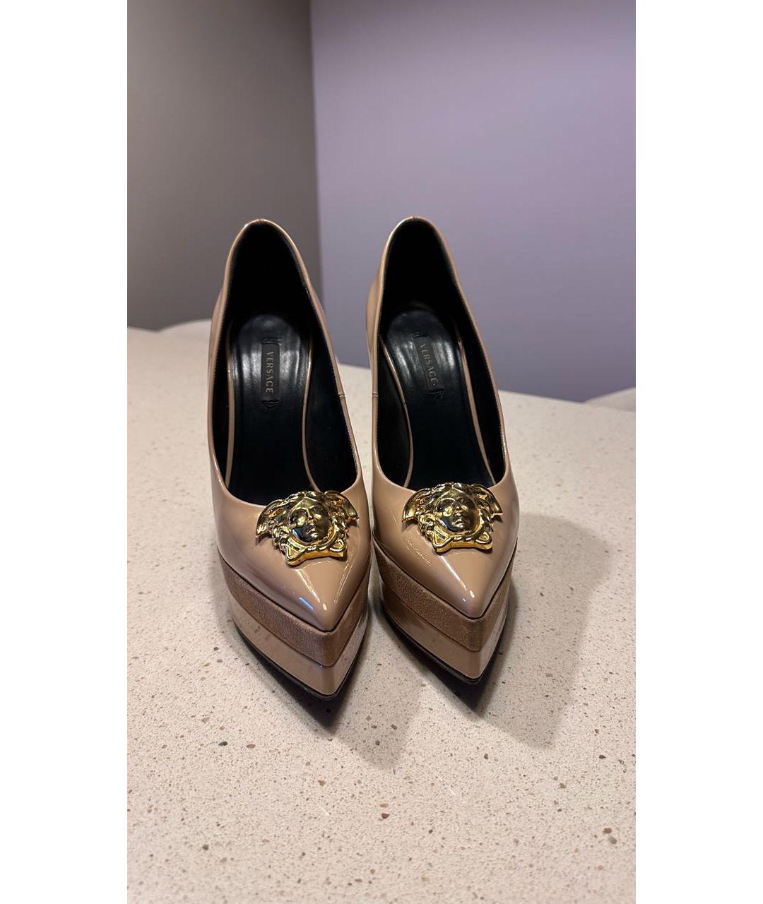 VERSACE Бежевые туфли из лакированной кожи, фото 2
