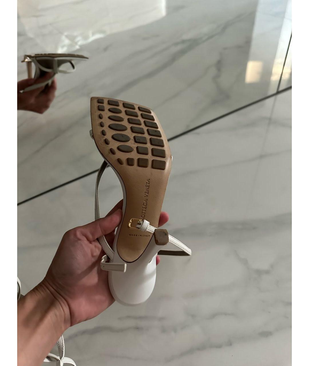 BOTTEGA VENETA Белые кожаные босоножки, фото 4