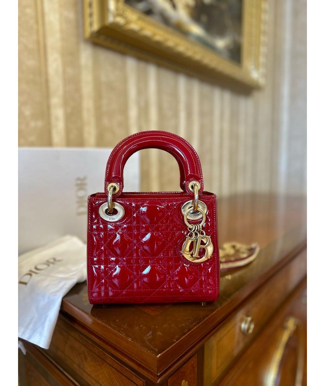 CHRISTIAN DIOR Красная сумка с короткими ручками из лакированной кожи, фото 2