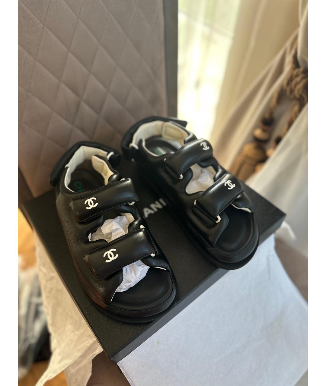 CHANEL Черные кожаные сандалии, фото 2
