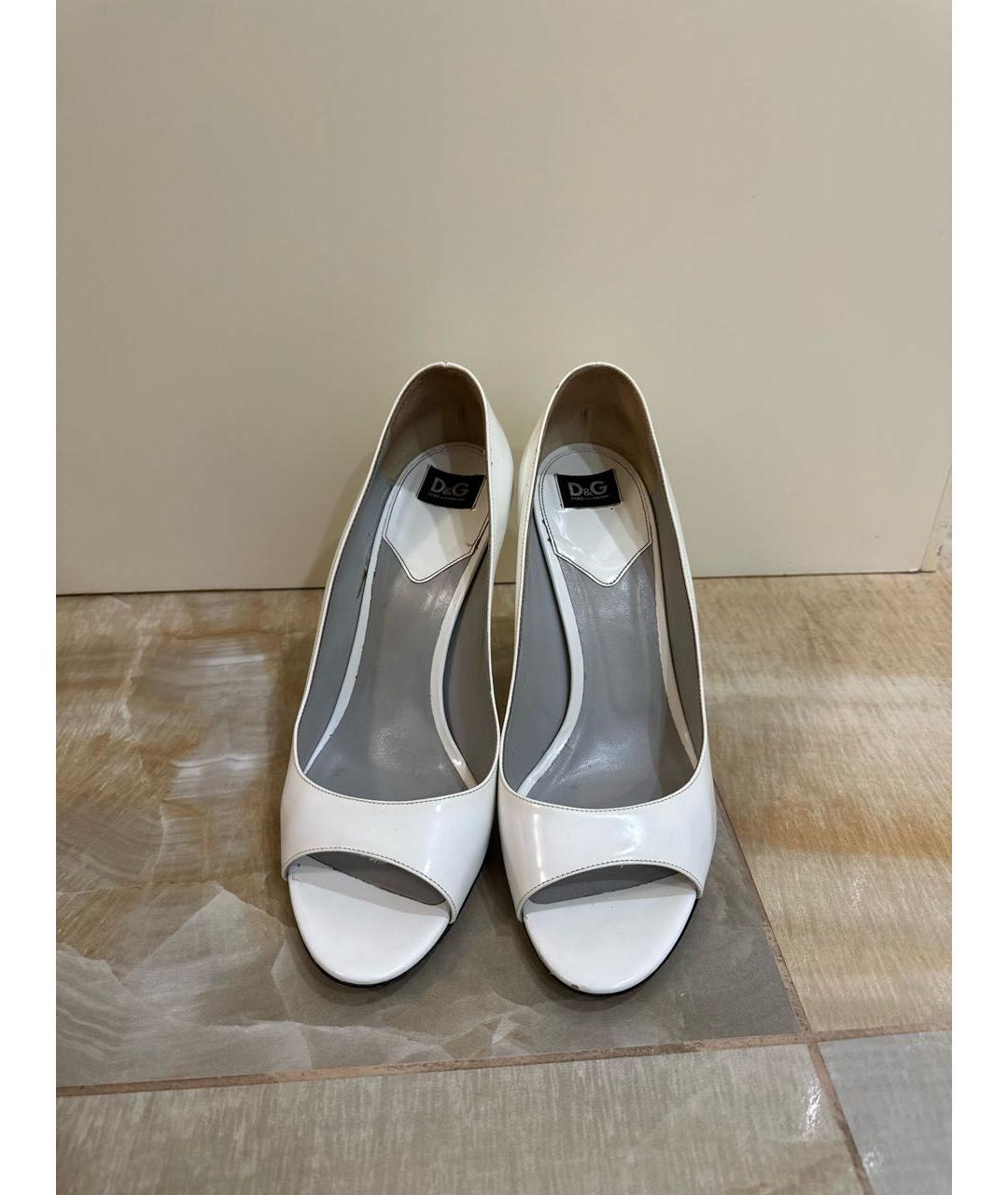 DOLCE&GABBANA Белые свадебные туфли на среднем каблуке из лакированной кожи, фото 2