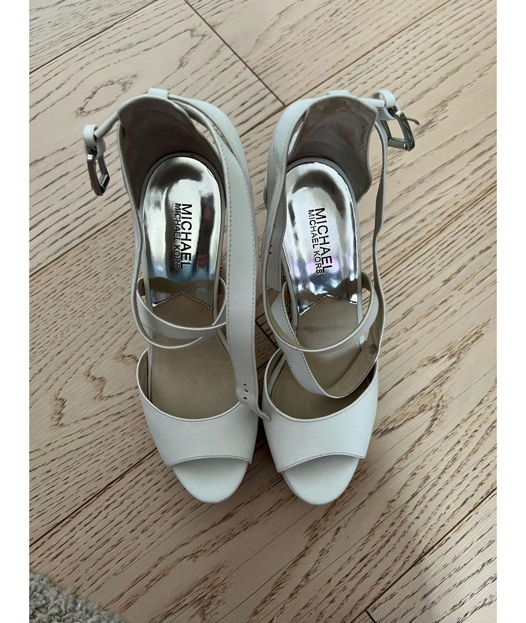 MICHAEL KORS Белые босоножки из искусственной кожи, фото 2