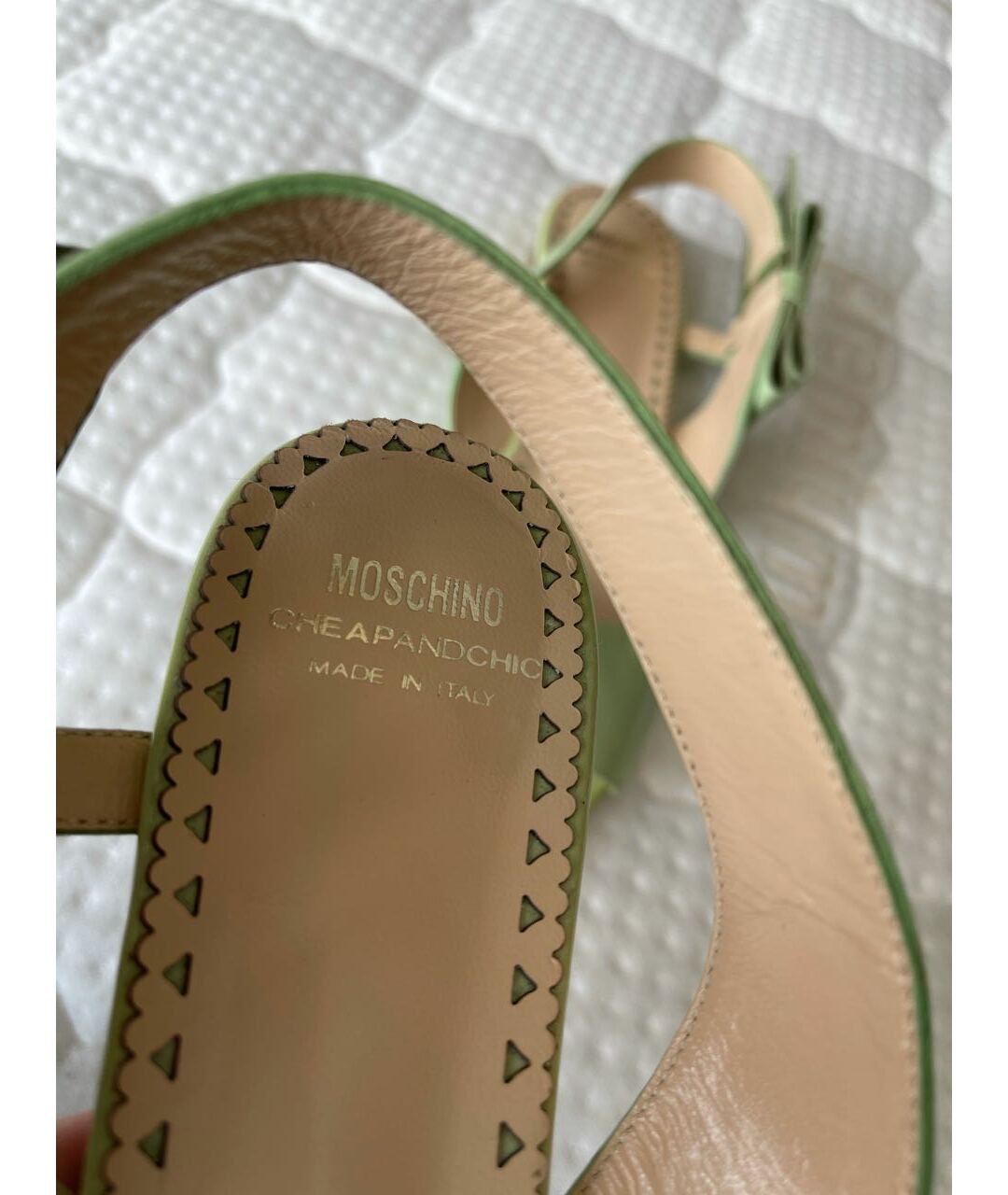 BOUTIQUE MOSCHINO Салатовые сандалии из лакированной кожи, фото 5