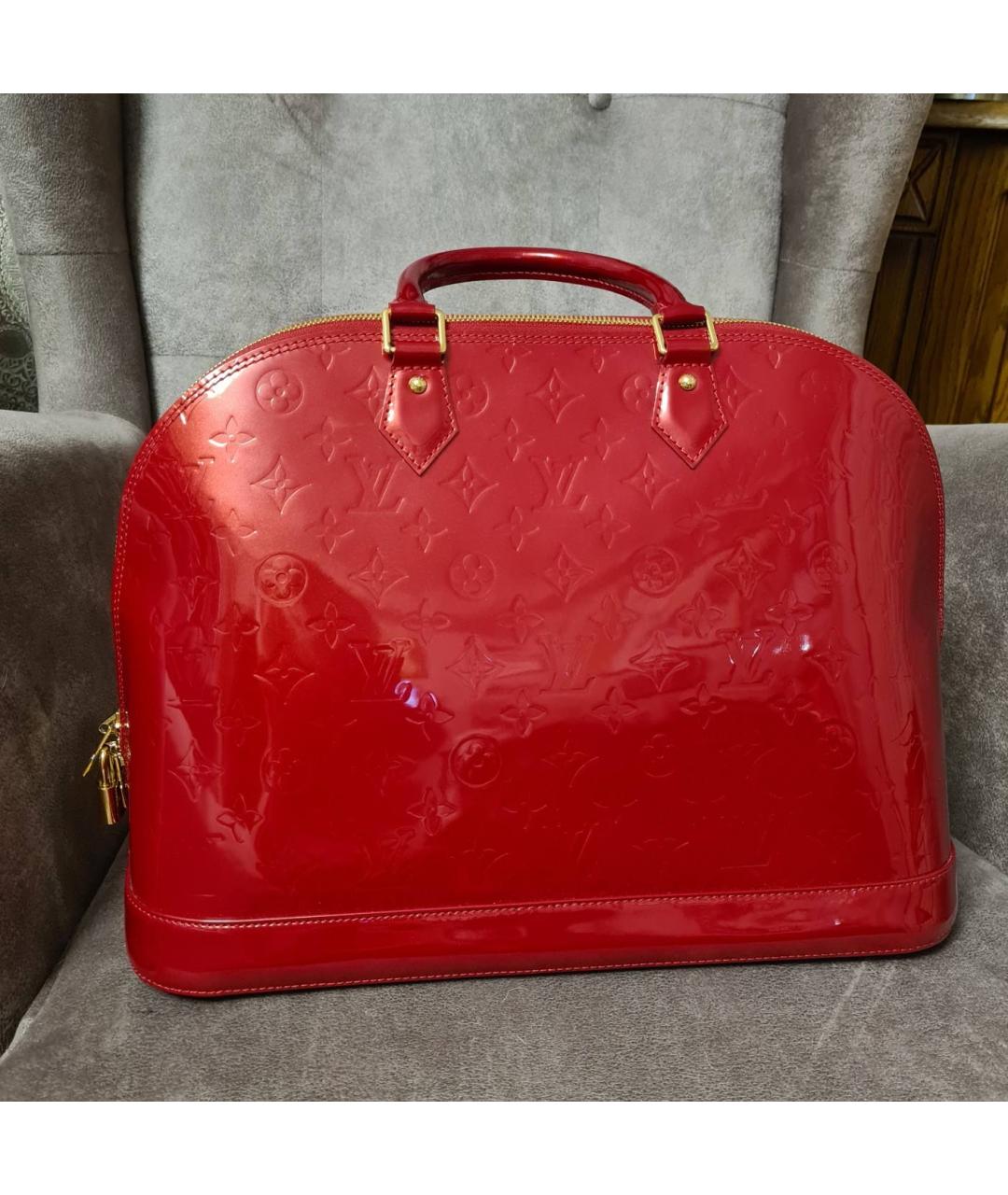 LOUIS VUITTON Красная сумка с короткими ручками из лакированной кожи, фото 5