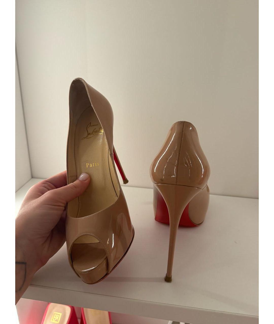 CHRISTIAN LOUBOUTIN Бежевые туфли из лакированной кожи, фото 2