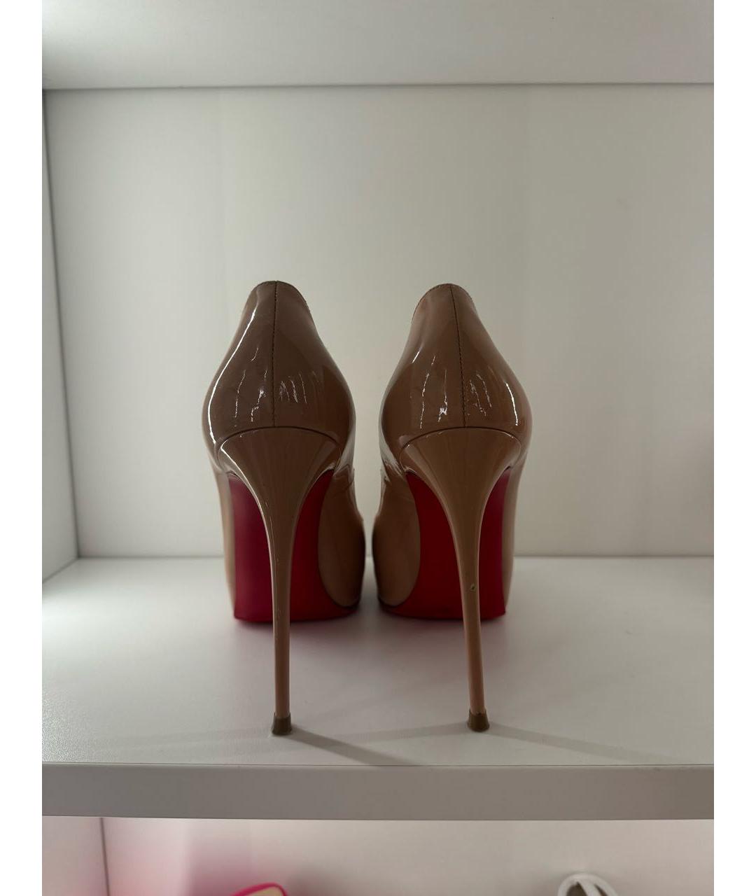 CHRISTIAN LOUBOUTIN Бежевые туфли из лакированной кожи, фото 3