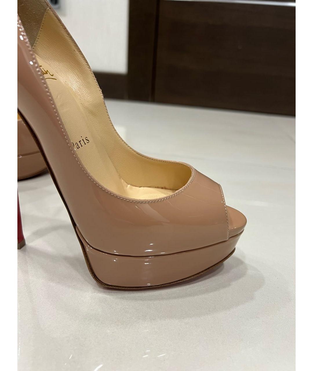 CHRISTIAN LOUBOUTIN Бежевые туфли из лакированной кожи, фото 8