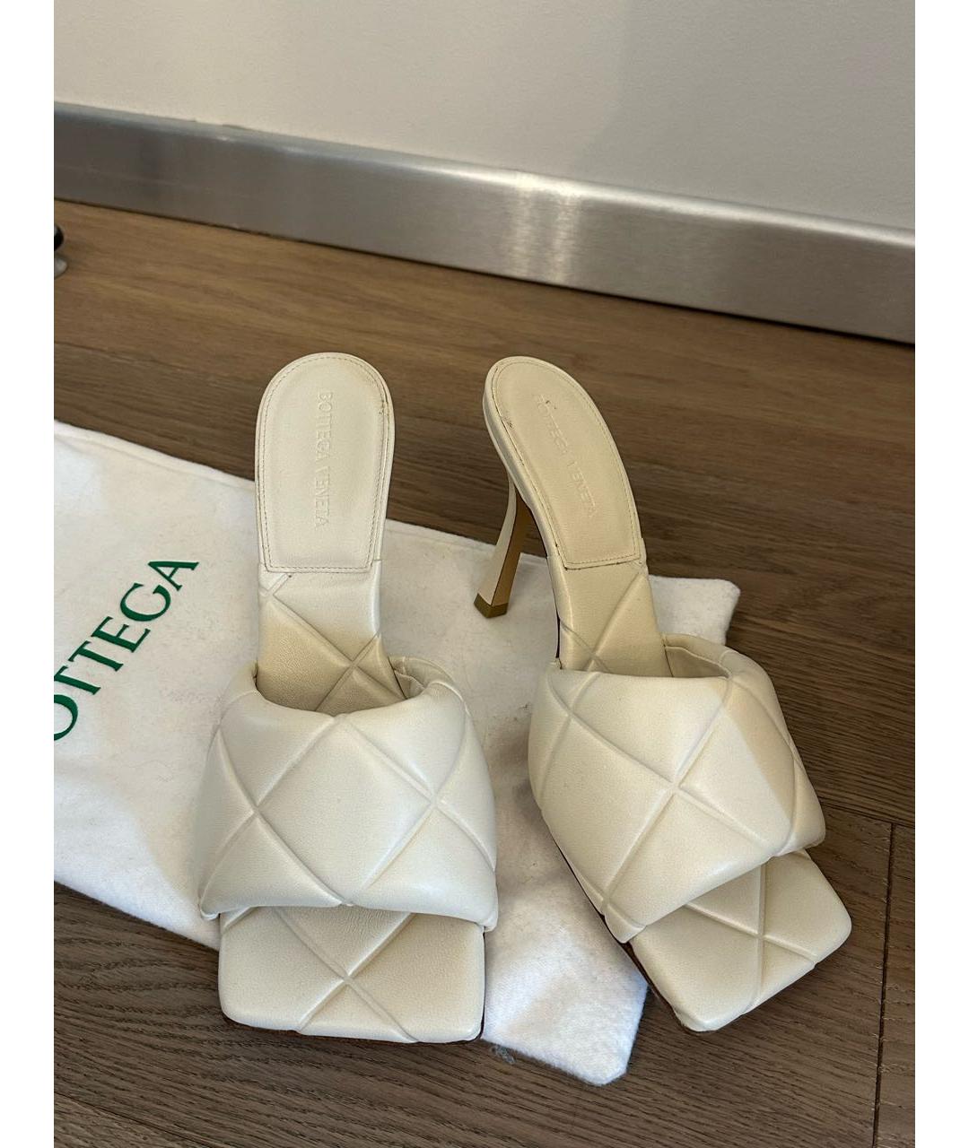BOTTEGA VENETA Белые кожаные мюли, фото 5