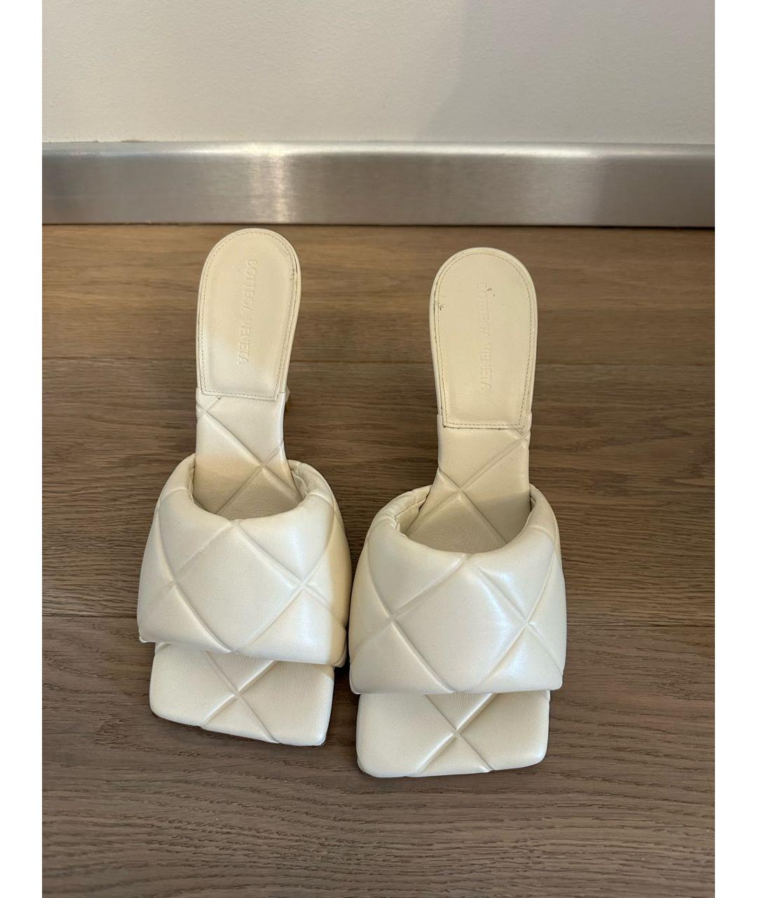 BOTTEGA VENETA Белые кожаные мюли, фото 2