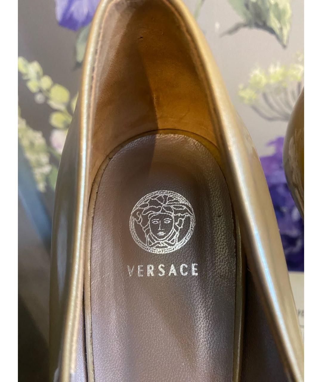 VERSACE Бежевые туфли из лакированной кожи, фото 5