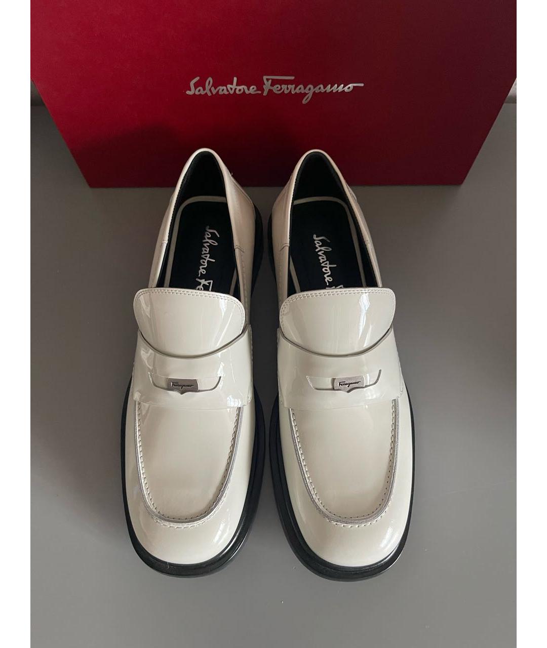 SALVATORE FERRAGAMO Белые лоферы из лакированной кожи, фото 6