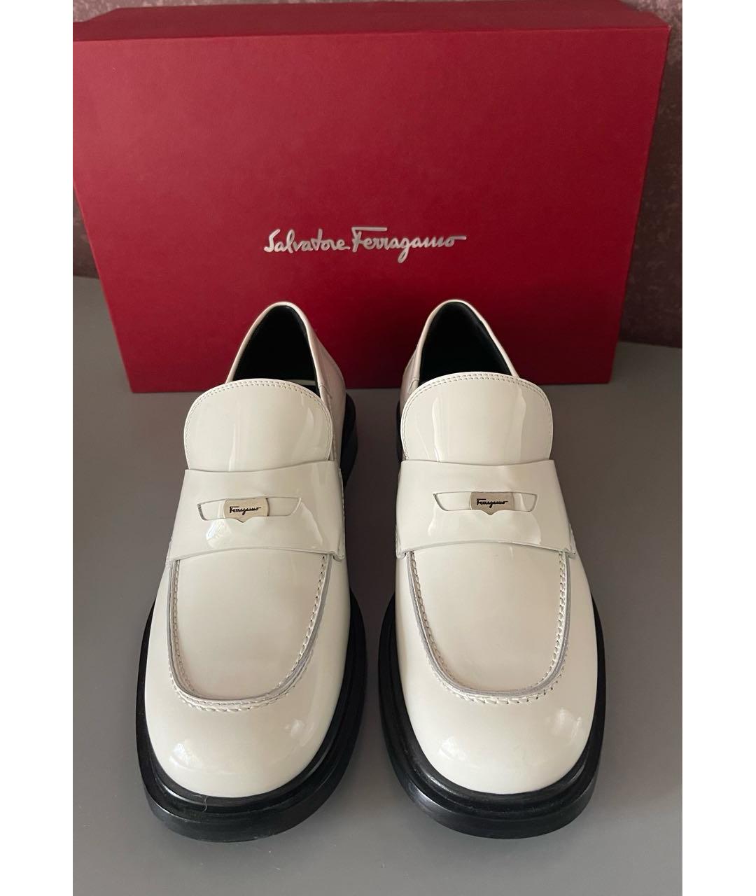 SALVATORE FERRAGAMO Белые лоферы из лакированной кожи, фото 2