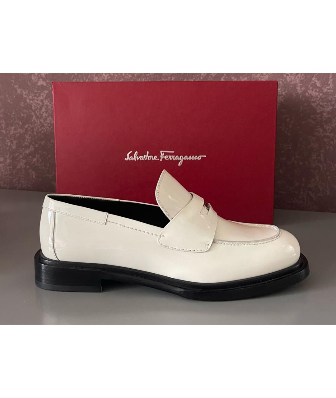 SALVATORE FERRAGAMO Белые лоферы из лакированной кожи, фото 7