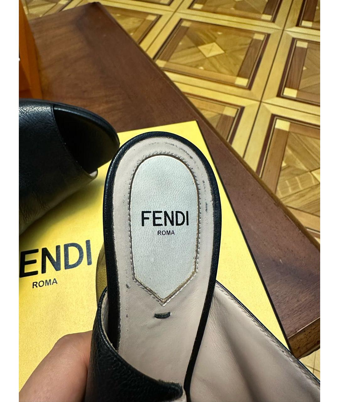 FENDI Черные кожаные сабо, фото 5