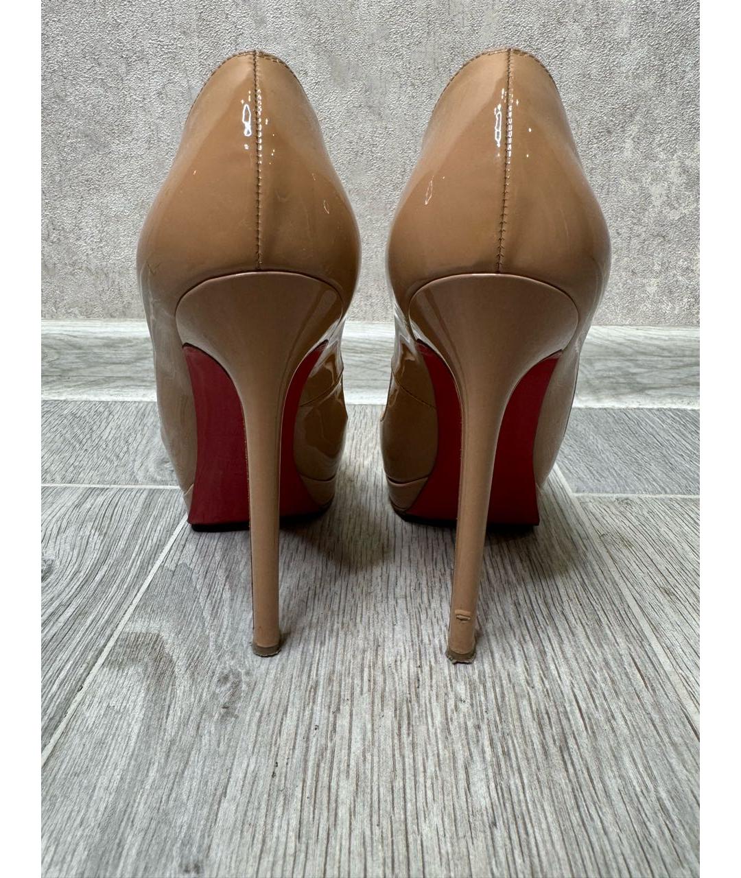 CHRISTIAN LOUBOUTIN Бежевые туфли из лакированной кожи, фото 4