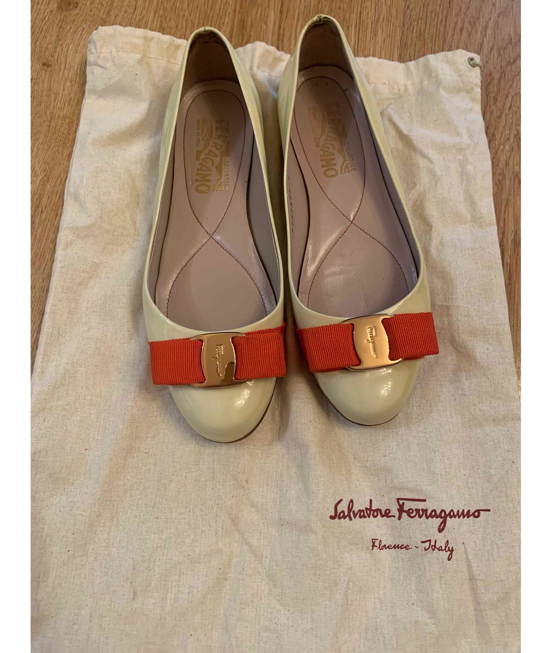 SALVATORE FERRAGAMO Бежевые балетки из лакированной кожи, фото 3