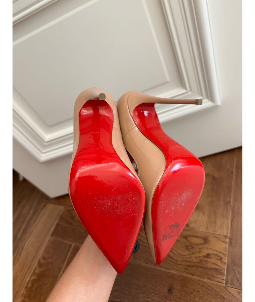 CHRISTIAN LOUBOUTIN Бежевые туфли из лакированной кожи, фото 6